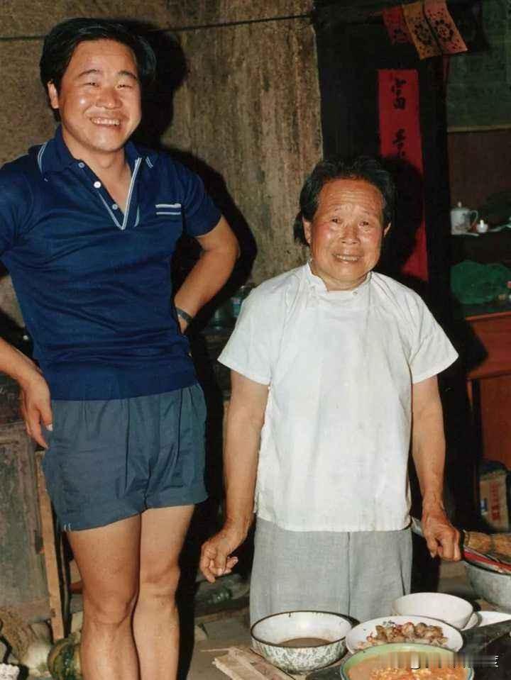 当年莫言笑得好可爱，都说爱笑的人运气不会差，后来的他果真走好运了。