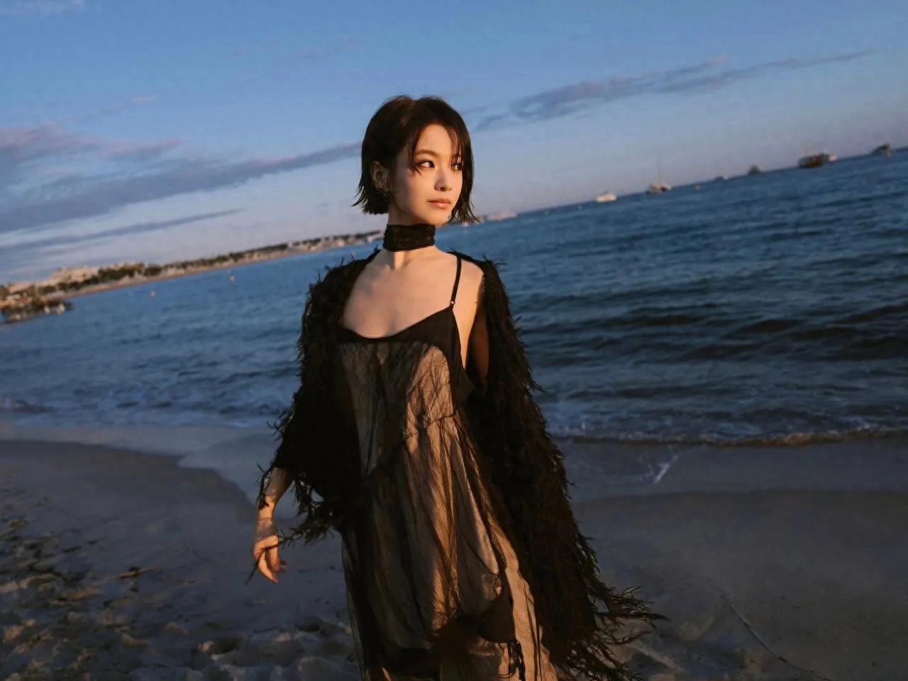 李庚希短发暗黑美学，海边日落写真，每一帧都自带电影滤镜
