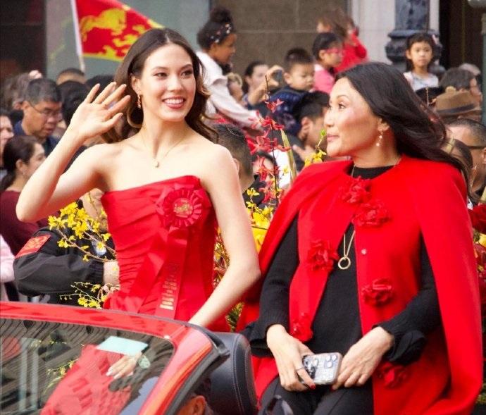 最近谷爱凌和妈妈一起参加新年庆祝活动，两位都穿了红色的衣服，也都很有喜庆感。