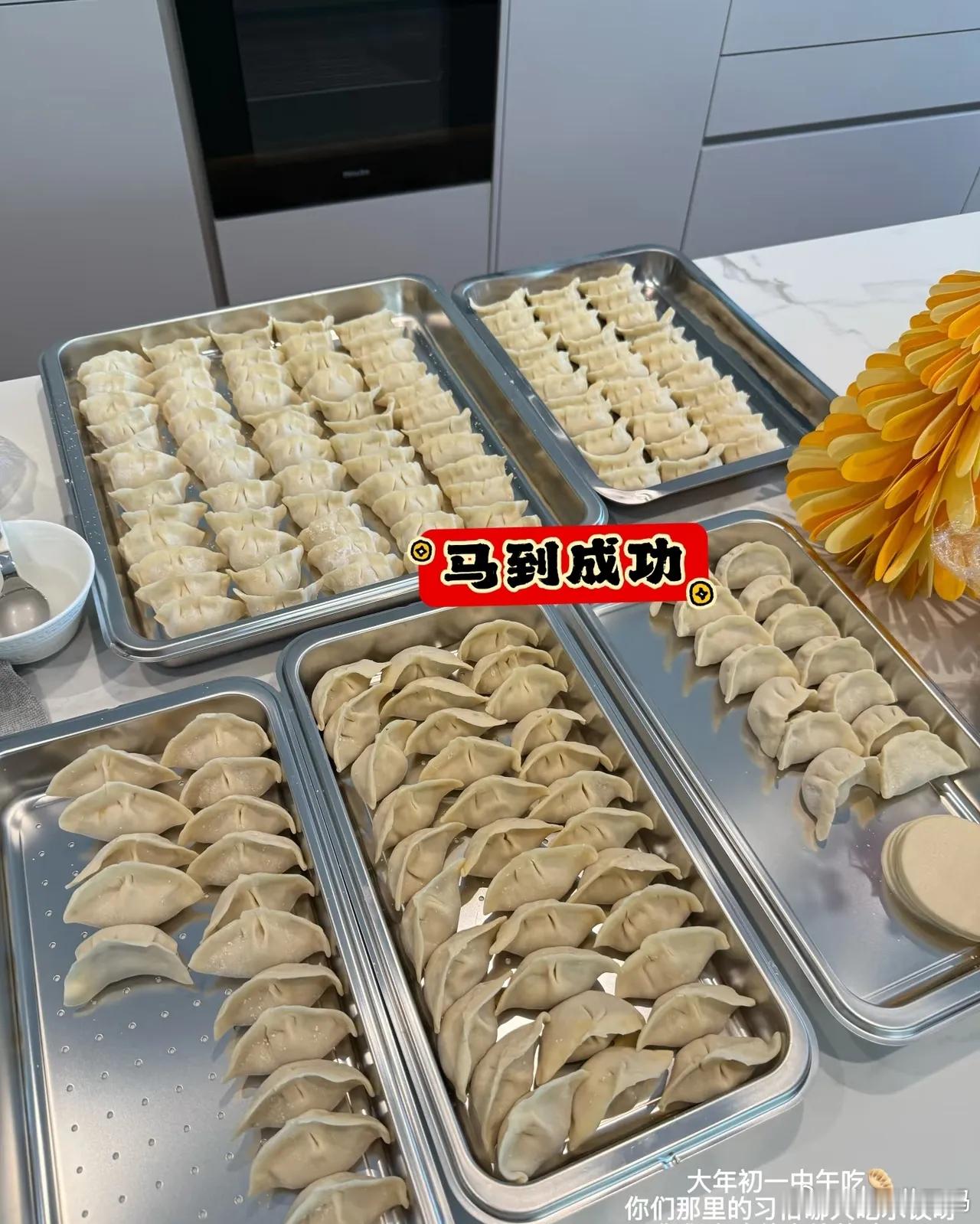 潘玮柏老婆宣云晒出新年照片，一大家子吃年夜饭，好温馨啊！她家真的好大，不愧是天王