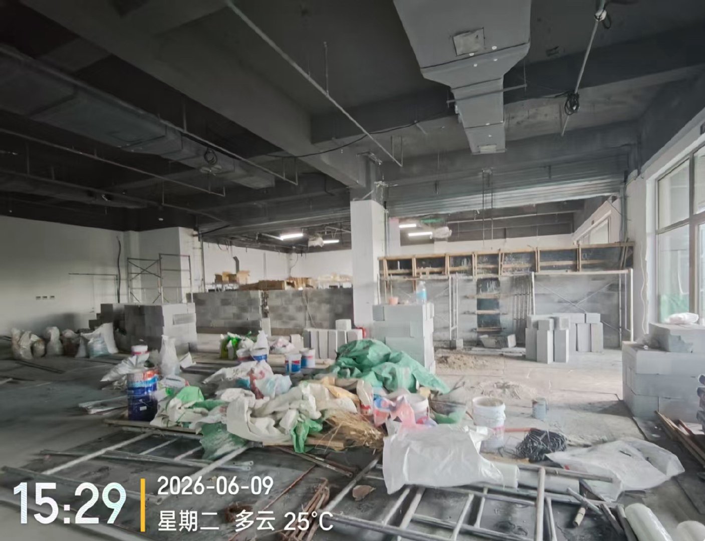 翻了大车了！师兄传媒集团的车库原定于6月10号交房开始装修，可是今天下午去看了一