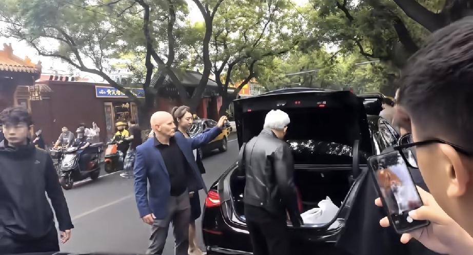 5月15日，黄仁勋在北京的座驾依然是迈巴赫，他提前撤了，被上万人挤到水泄不通，最