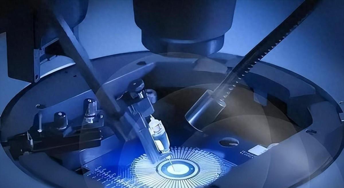 央视的一段镜头，头一次揭开了HighNAEUV光刻机的神秘面纱，也让无数人看