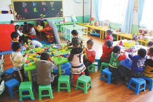 孩子放学后告诉妈妈尿不出来, 妈妈脱下孩子裤子崩溃破口大骂