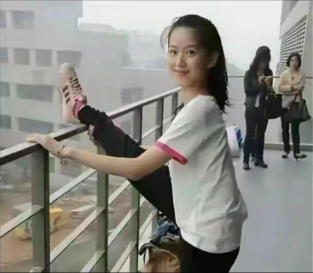 刚恋爱时的章泽天还是清华的学生，刘强东是功成名就的京东大老板。​​​​