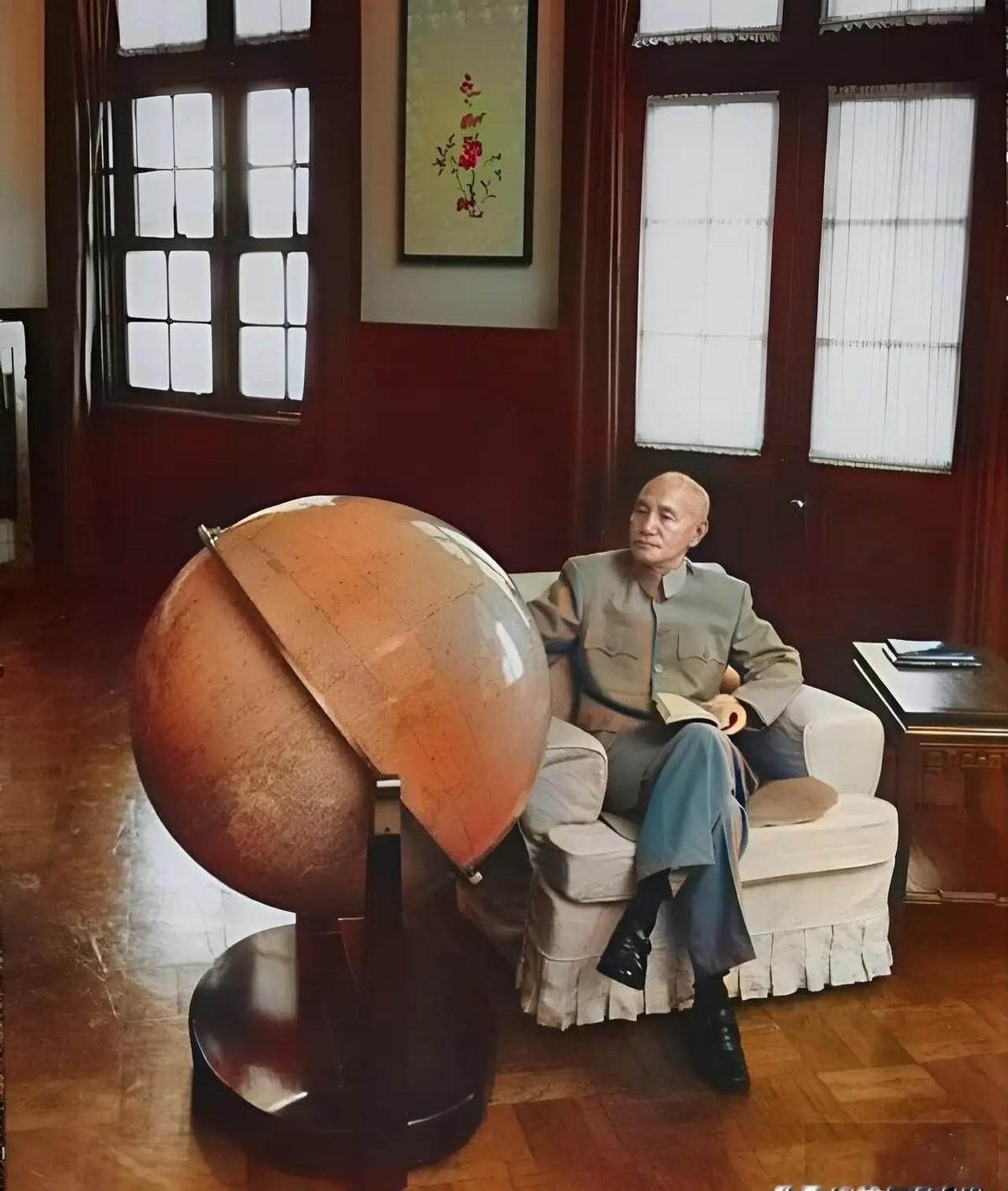 晚年的蒋介石，在台北官邸里，总爱盯着一个地球仪出神。他看的不是世界地图，而是中