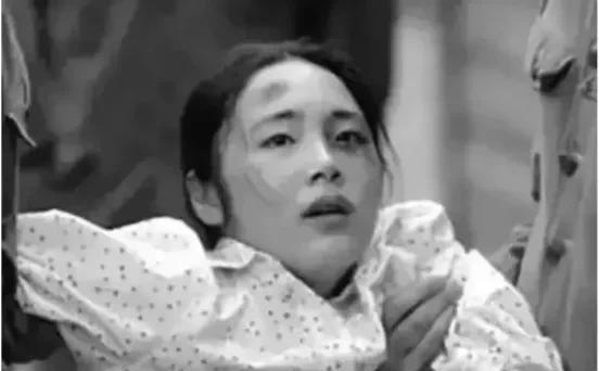 1942年，日军进村扫荡，抓到一个小姑娘。凛冬的寒风裹挟着死亡的气息，1