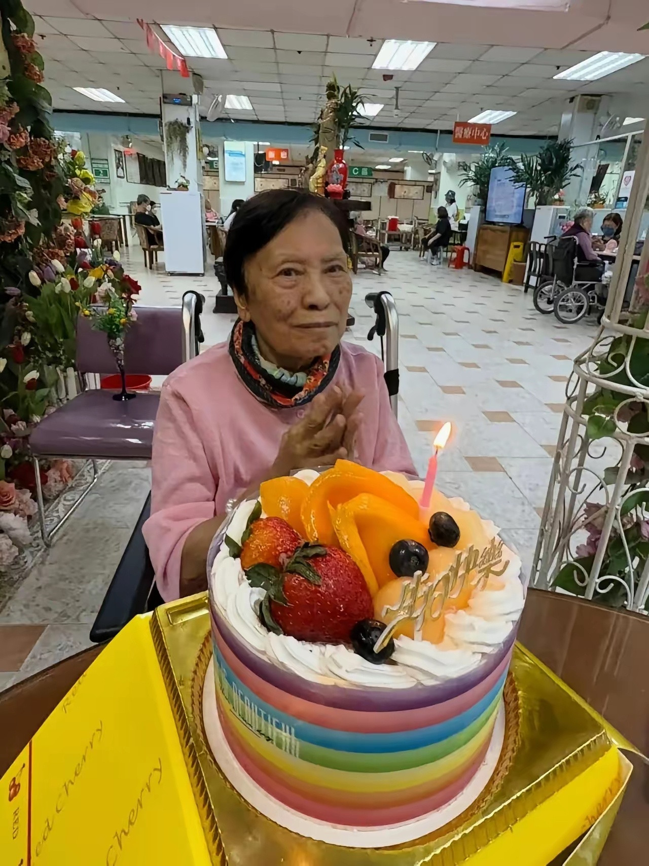 89岁余慕莲在养老院庆生，众艺人买蛋糕来探望，称有人陪伴已满足