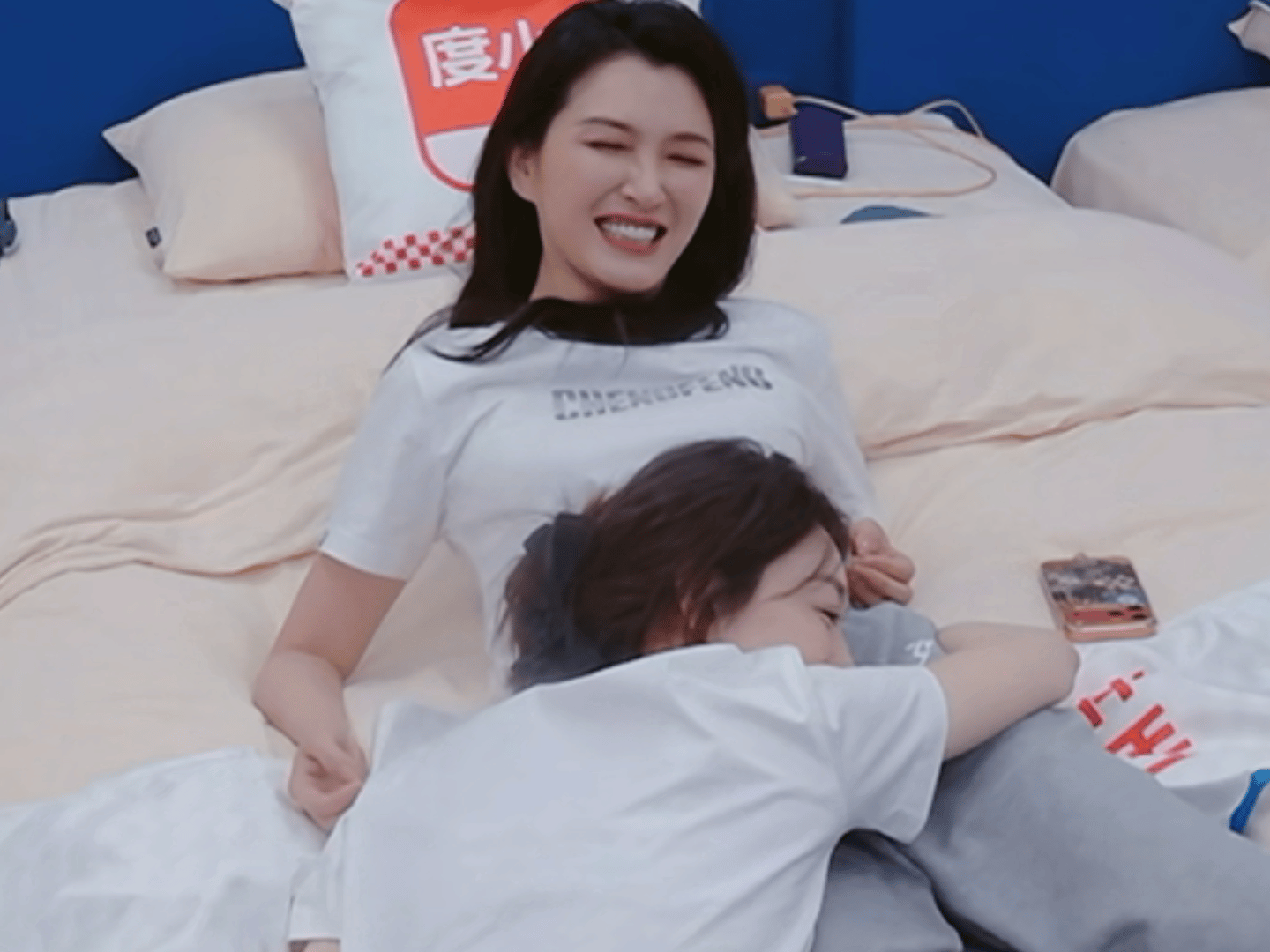 李小冉躺在徐洁儿腿上谁能懂这个画面的含金量啊！李小冉撒娇技能满点了