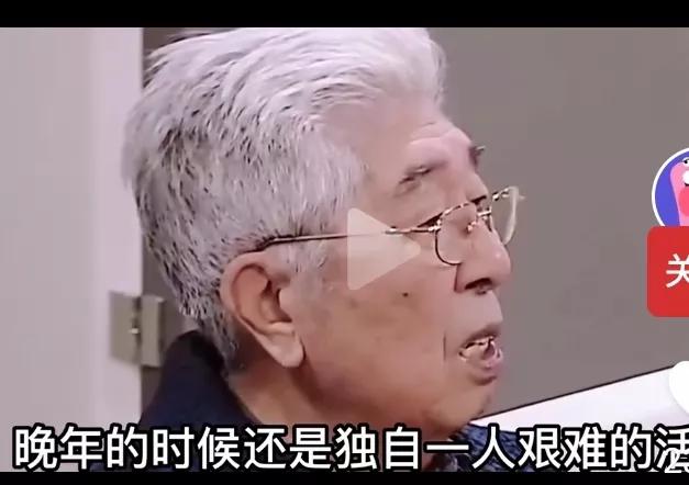 八十八岁独自上医院查病今天在视频里看到一段画面，一位88岁的老人深夜独自前往医