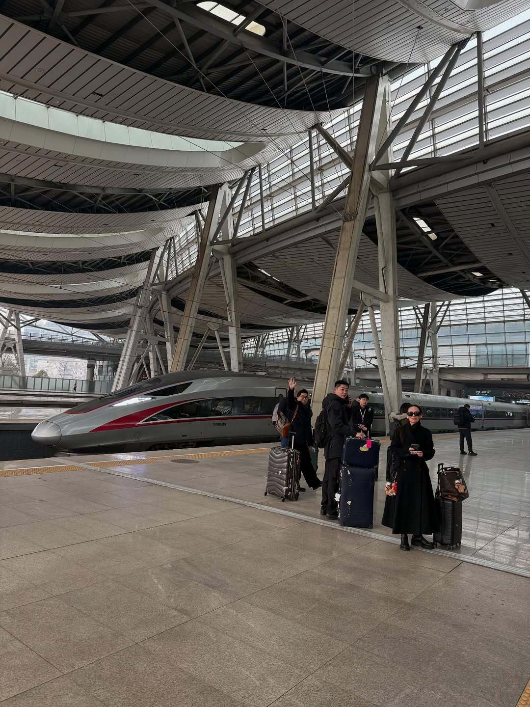 裴淳华乘高铁体验“中国速度”