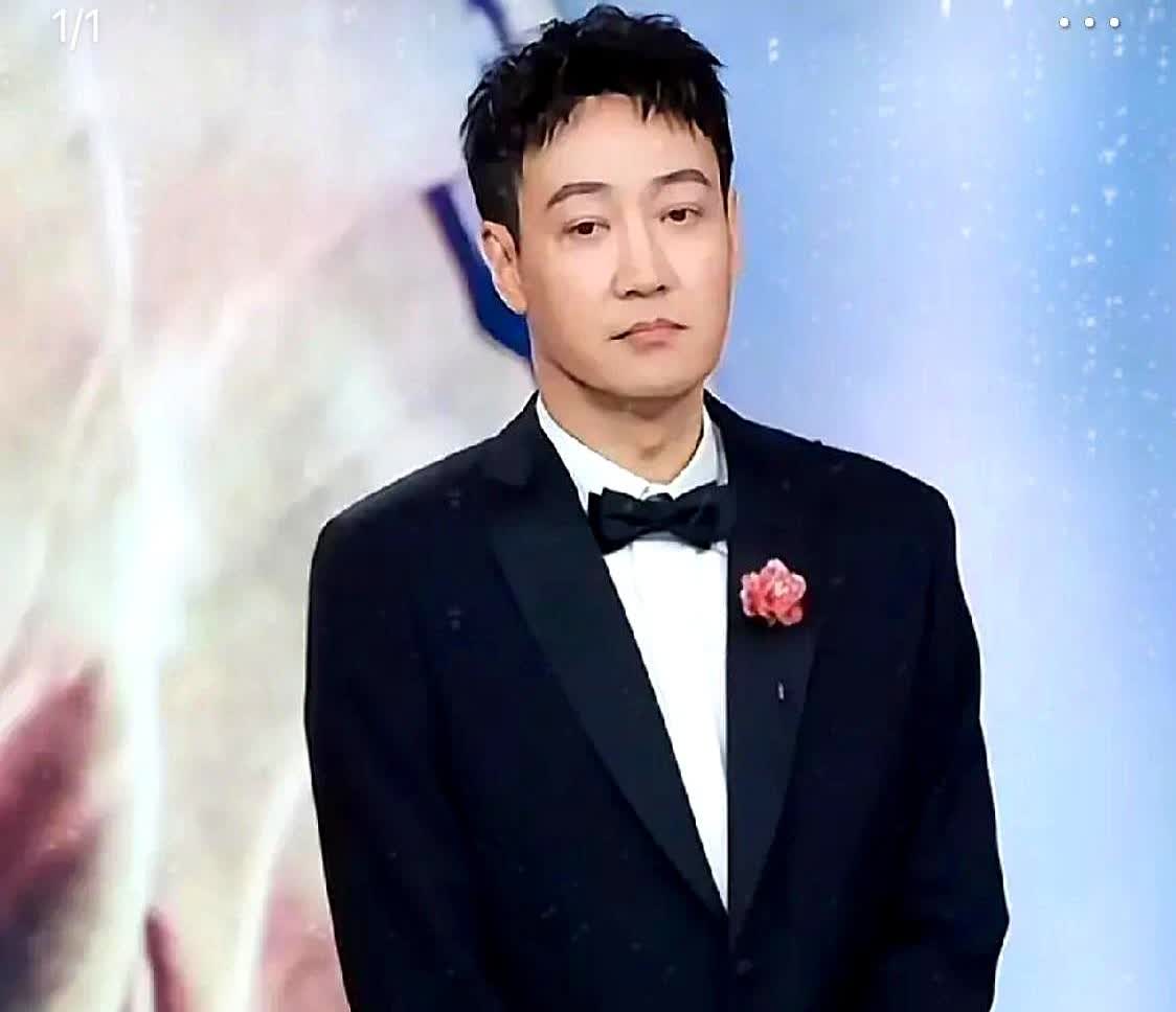 终于知道了北影杰开幕式上的辛柏青被孤立的原因了，当时8位主演走红毯，辛柏青孤零零