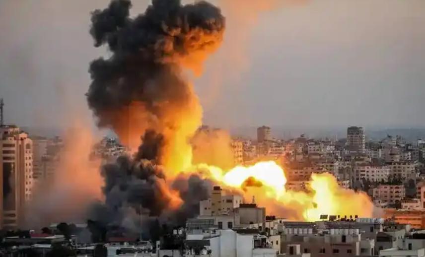 以色列率先动手了，伊朗首都德黑兰的俄式防空依然是摆设，到处都是爆炸。美国航母战斗