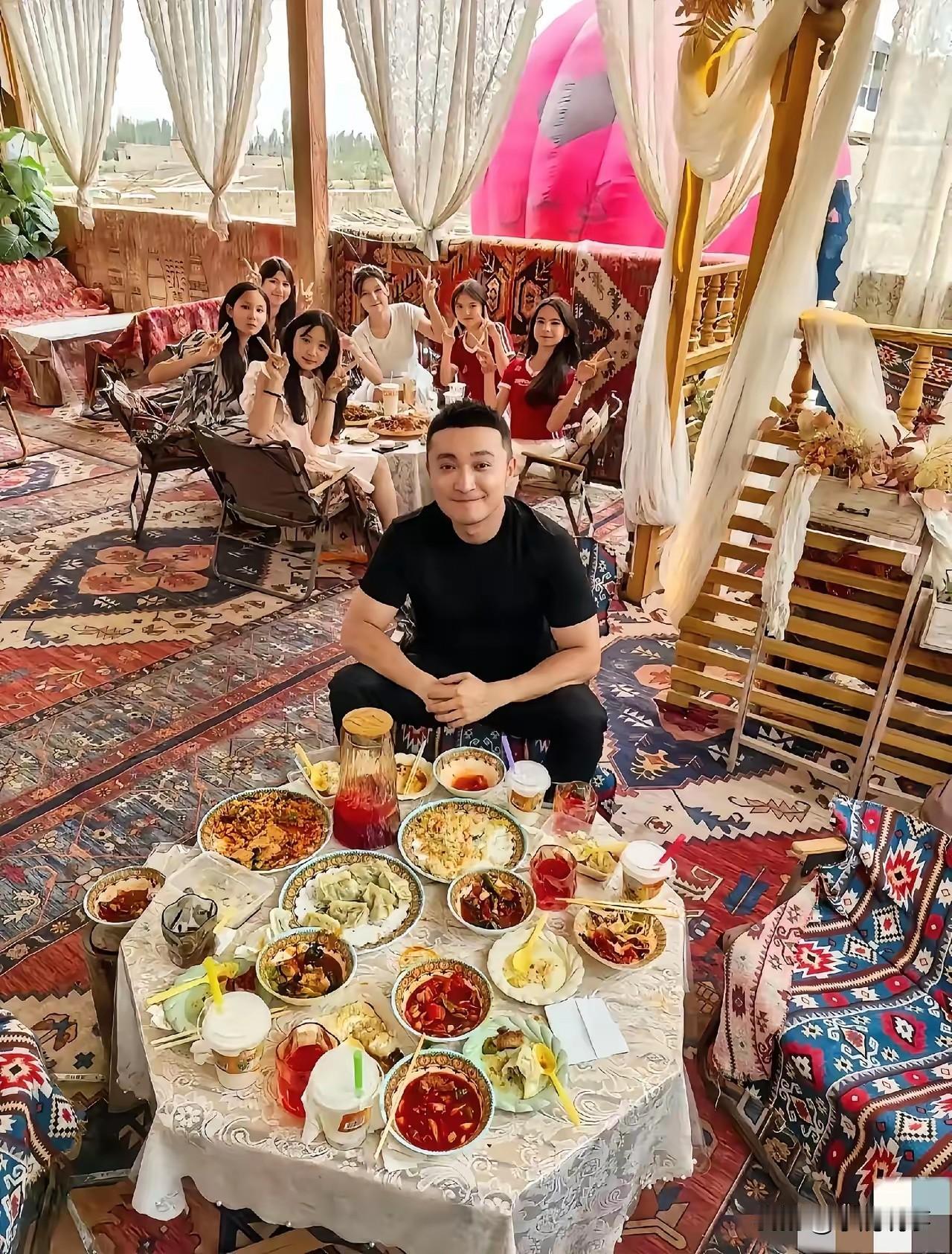 42岁的尼格买提回新疆过年，一桌家宴可把网友逗乐了。满满一桌子全是肉和面，