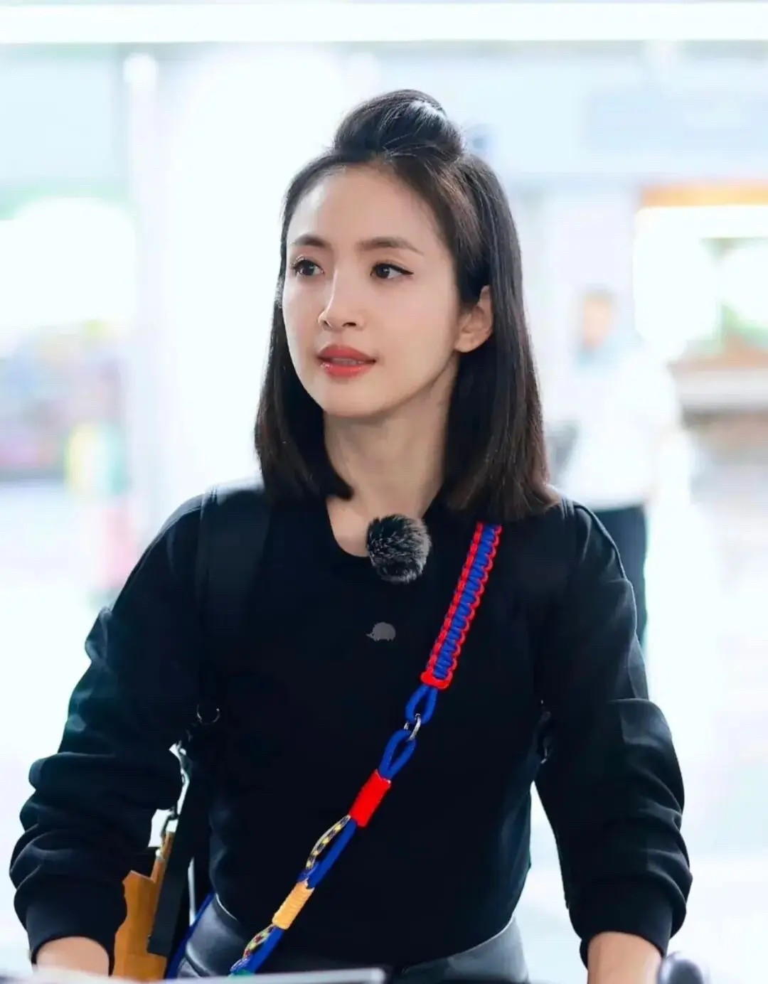 终于理解林依晨为什么要嫁给这个圈外老公了不是因为找不到，也不是因为他家多有钱，而是因为在这个老公身边