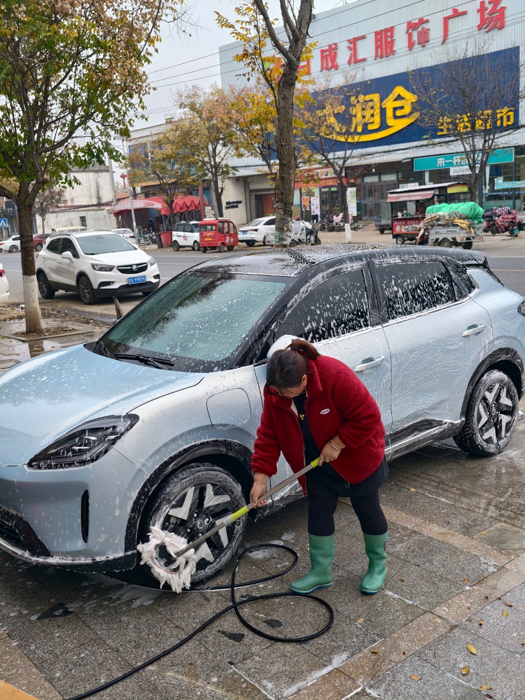 洗车只要20块大姐很认真，你们觉着咋样