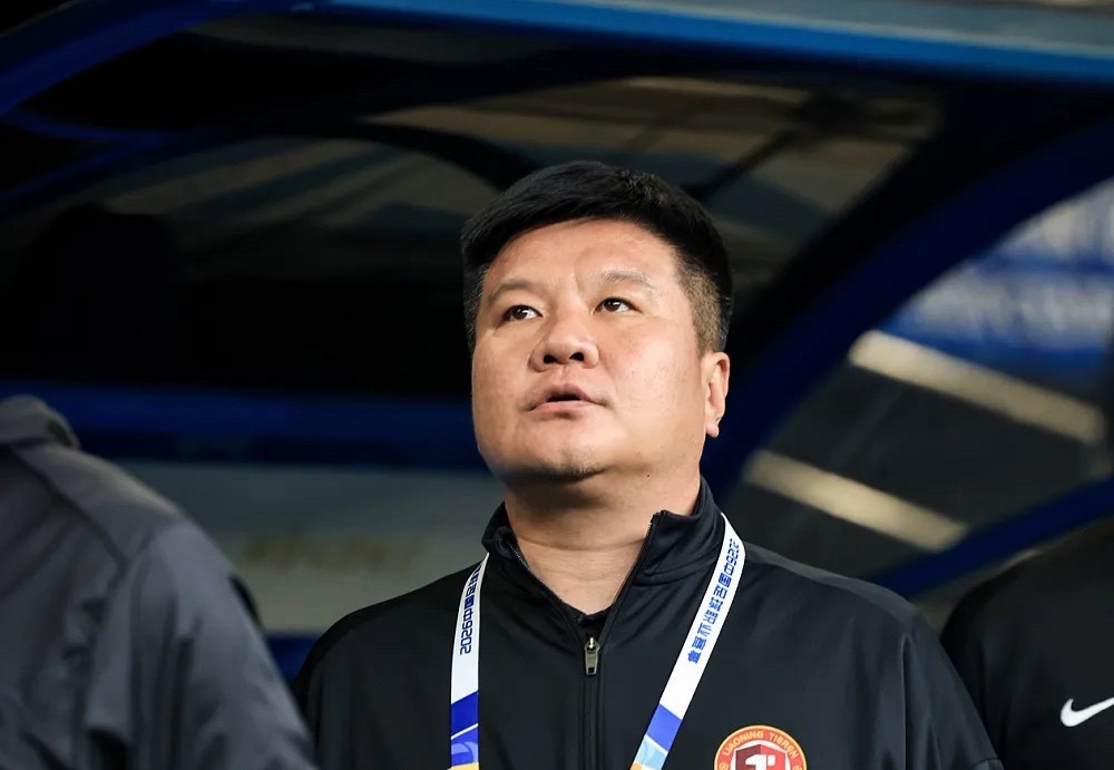 中超升班马辽宁铁人今日官宣，李金羽下课，李金羽也成为本赛季中超首位下课的主帅。前