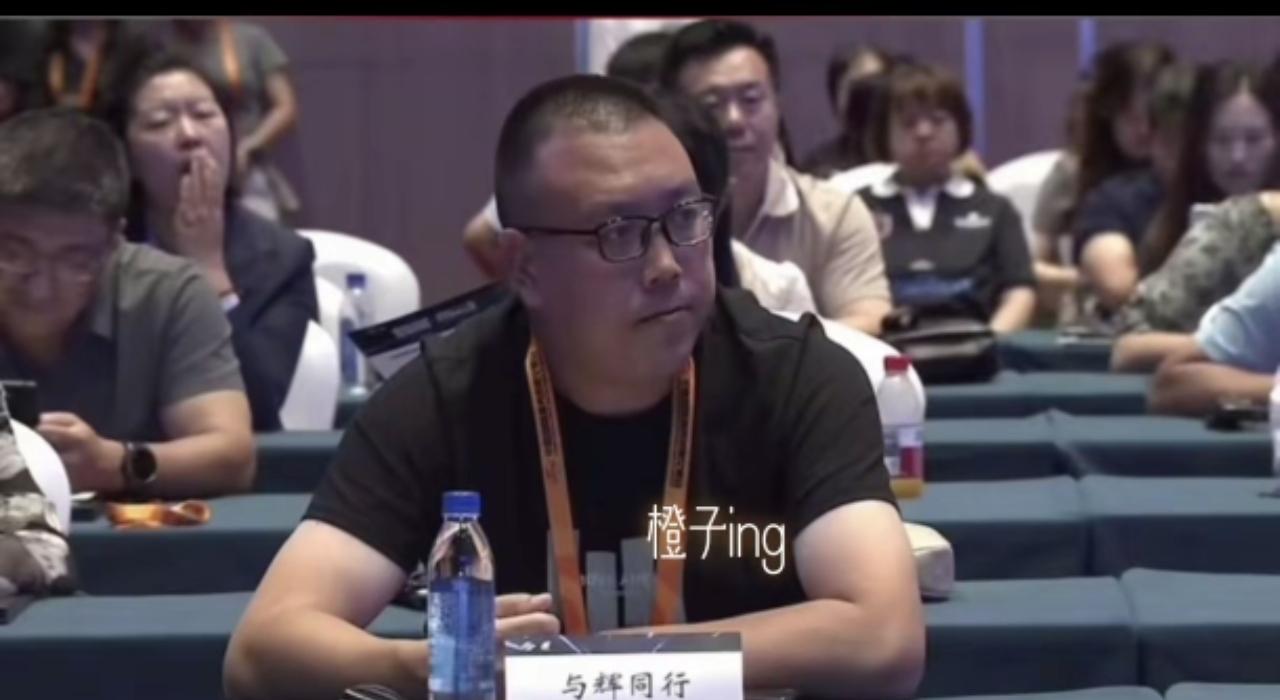 刘队也是好起来了！董宇辉参加2025年电子商务大会，董宇辉作为嘉宾上台发言，
