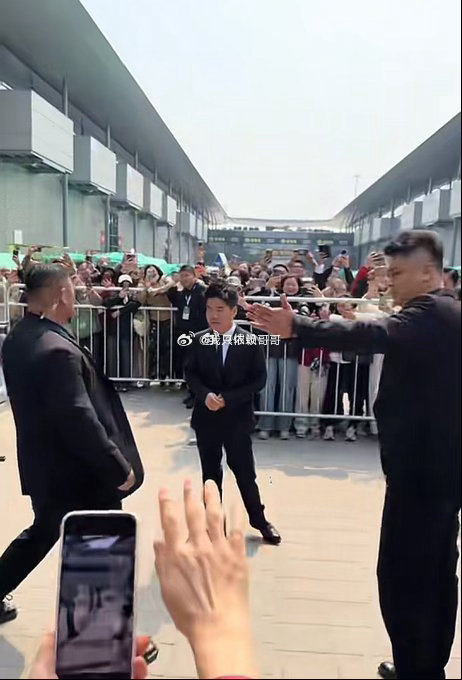 本来有机会成为中国的带货一哥，可惜啊也翻车了，接下来会面临着巨额的赔偿……