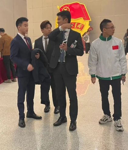 何猷君和其他男的站在一起也不矮啊！那为啥大家都说他个子小？​​​