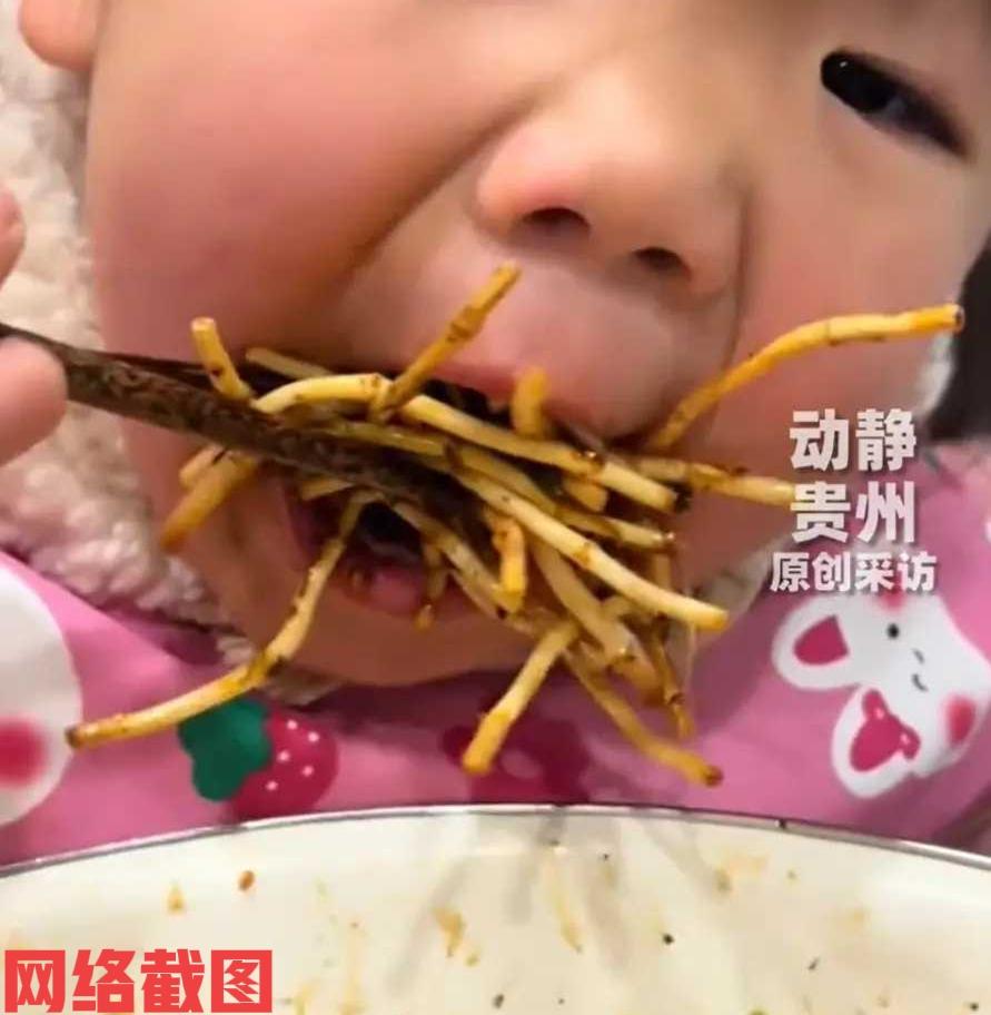 湖南有小女孩特爱吃折耳根。当别人还在一根根慢慢咀嚼时，小女孩却是在大口的吞食