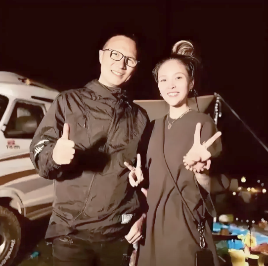 毕夏曾是汪峰带出的学员，在她老公张恒远离世之际，汪峰表态会照料他们的孩子。如今两
