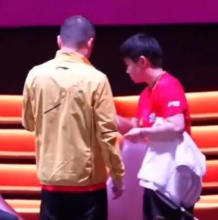 王励勤这次恐怕头都大了！不是因为王楚钦的球拍出了重大损伤，也不是因为陈幸同和钱天