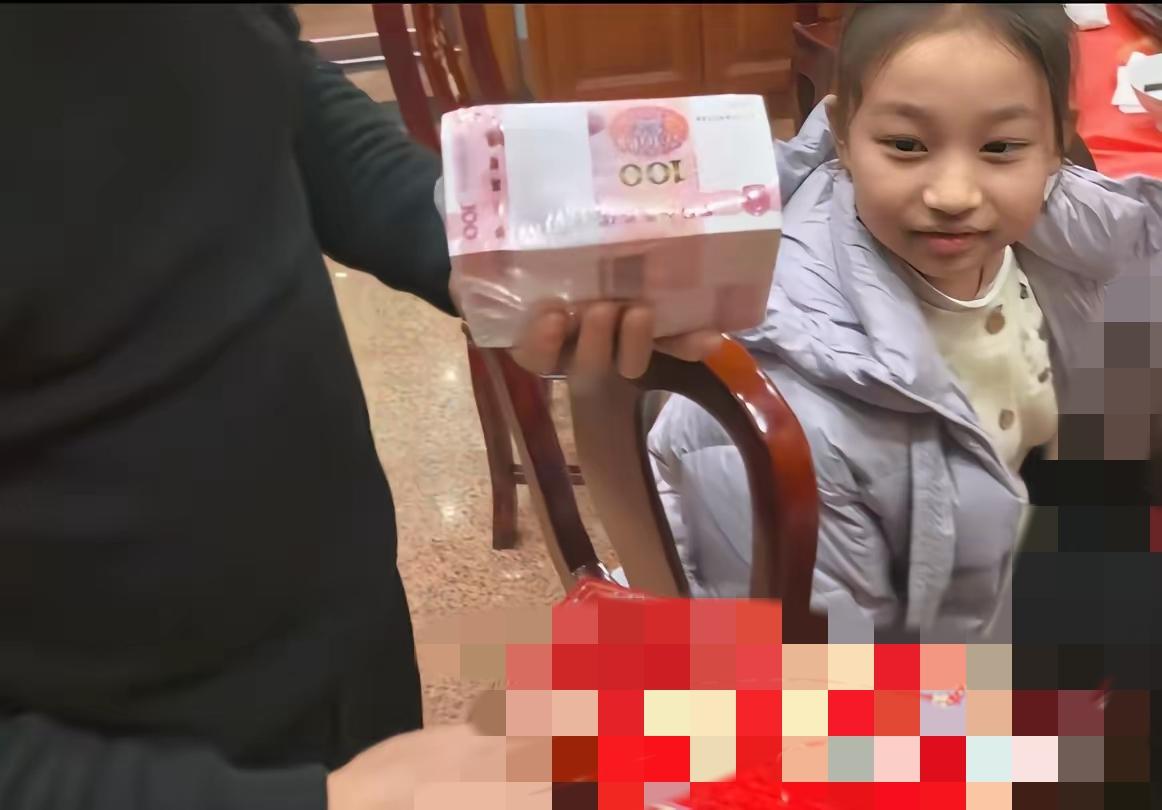 浙江一位老父亲给小辈发压岁钱，网友看完坐不住了浙江柯桥这位老爷子发红包太有格局