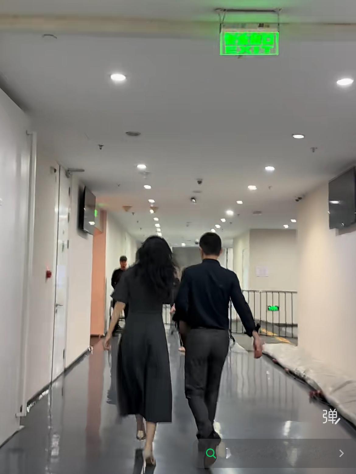 王奕芝小跑上前与李斌互相搂腰鼓励5月27日，蔚来举行ES9发布会，蔚来老板娘