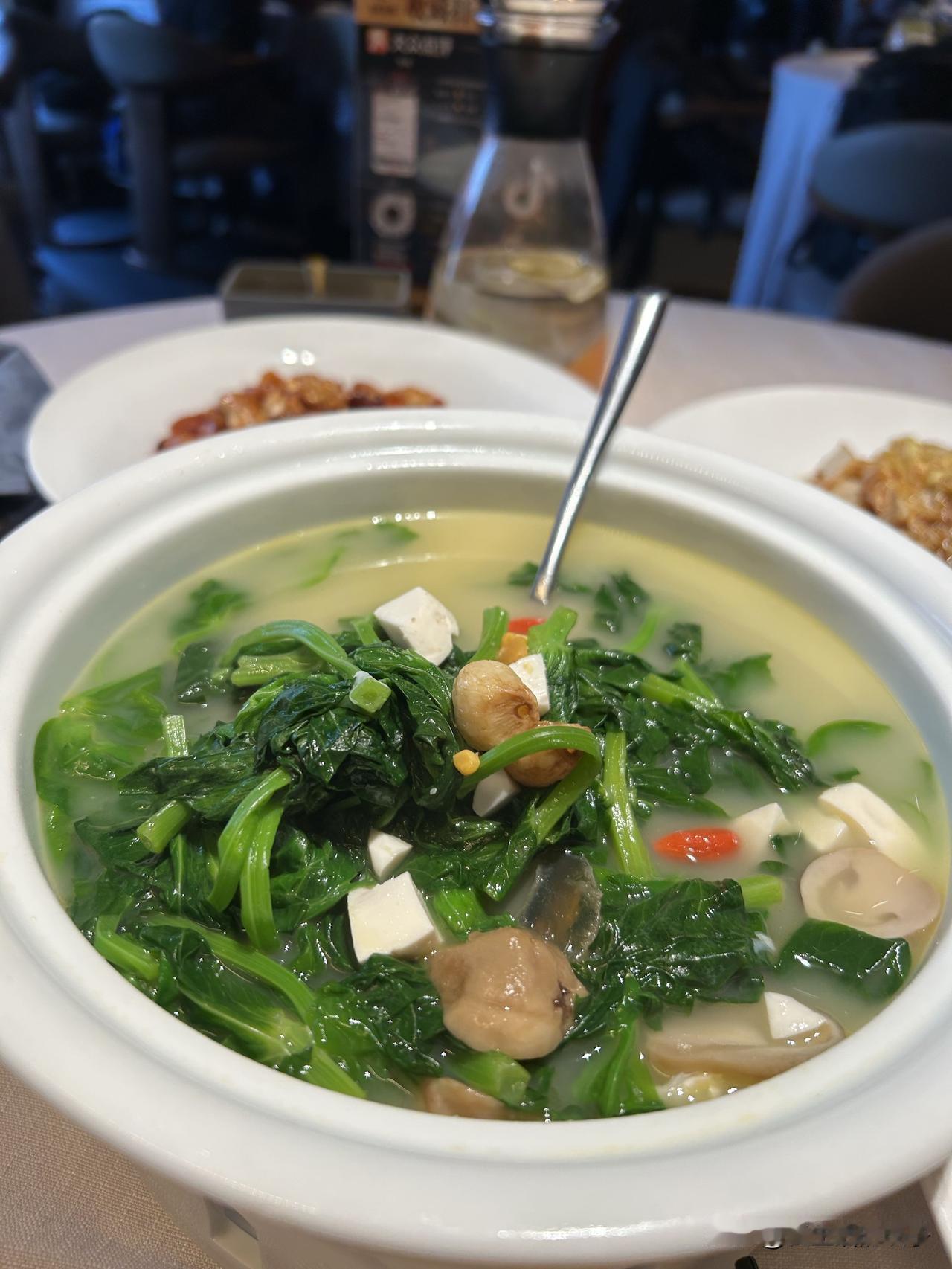 吃素的更长寿,还是吃肉的更长寿?今天和朋友出去吃饭，她是一个素食主义者，所以点