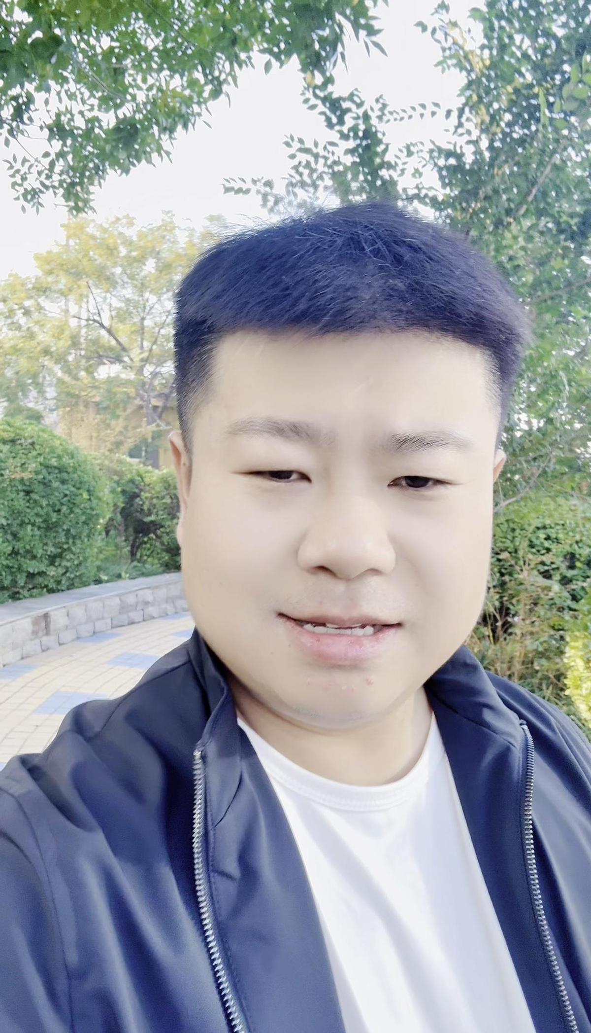 他蹲在工地墙角啃馒头，手机屏亮着女儿的视频通话。孩子在屏幕那头喊：“爸爸，你什