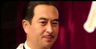 张嘉益前脚给董洁办完发布会，后脚就把女一号换了人。那天台上两人还肩并肩，他亲口