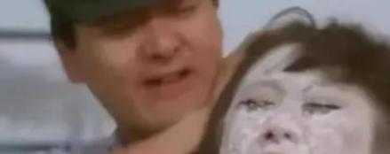 周润发那一脚踹下去的时候，利智就知道玻璃茶几躲不开了。不是借位，是真踹。她整