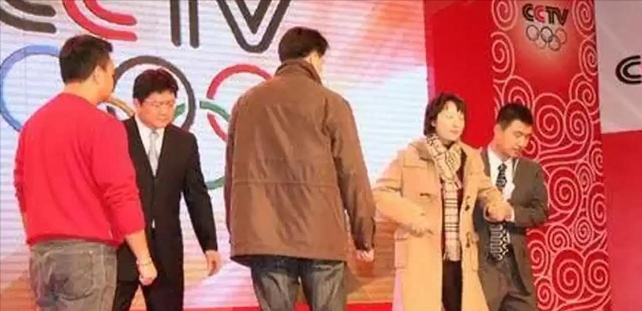 [点赞]2007年，央视主持人张斌，正在直播奥运新闻发布会时，他的妻子突然冲上