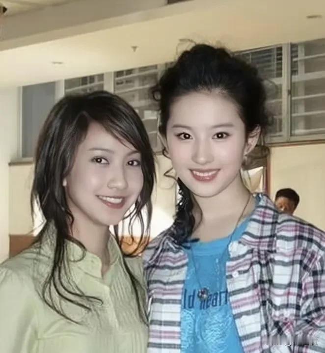 我没见过刘亦菲,但是我大概推测一下,刘亦菲的皮肤雪白又红润,都说她镜头前显胖,线