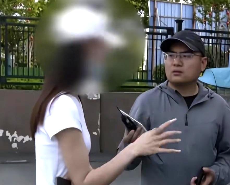 说白了，参加婚礼最怕的不是热闹，是空着肚子等半天。河南信阳固始这场婚礼就惹了不