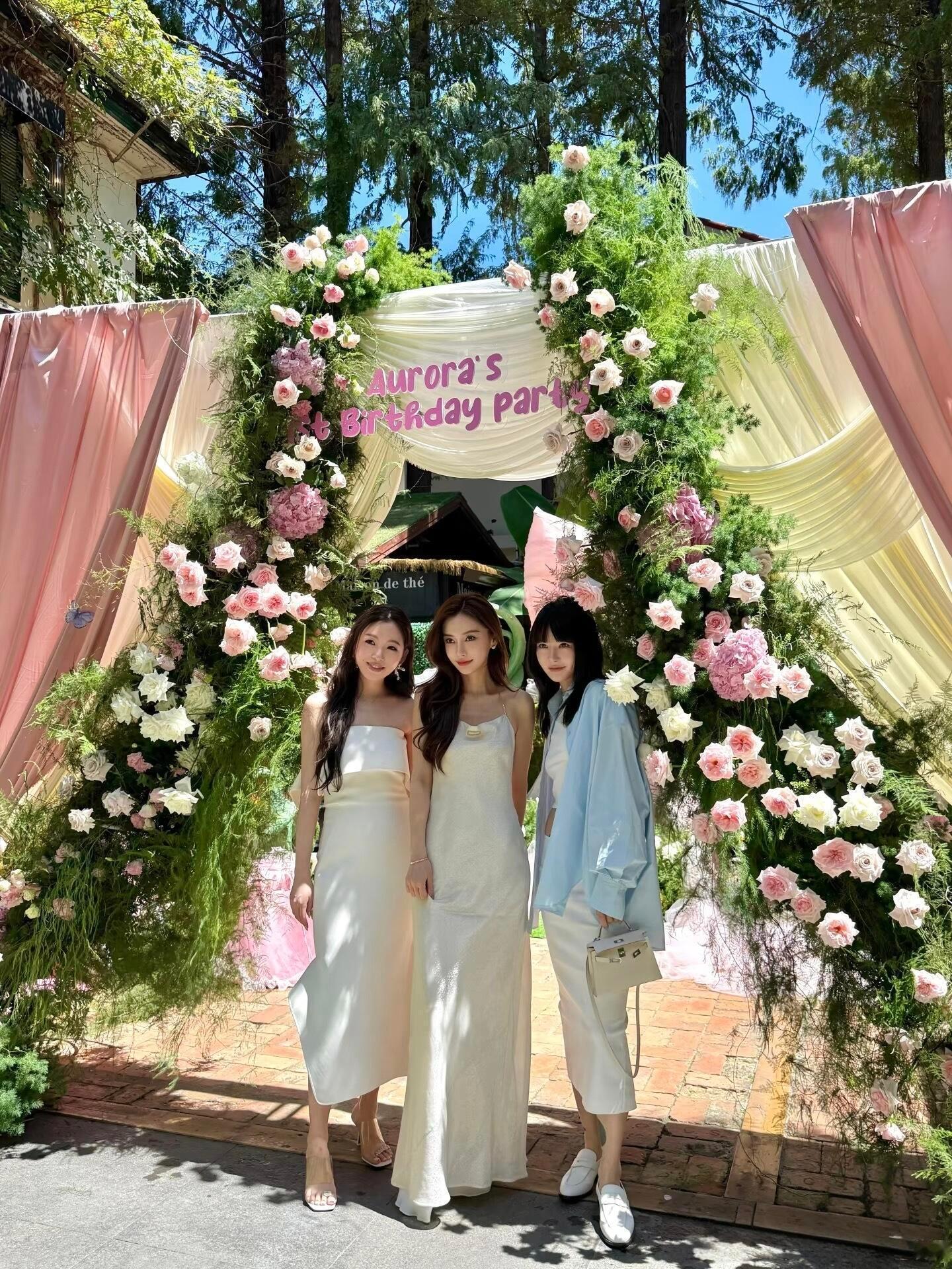 Angelababy参加朋友生日宴会，一身miumiu长裙+Cartie