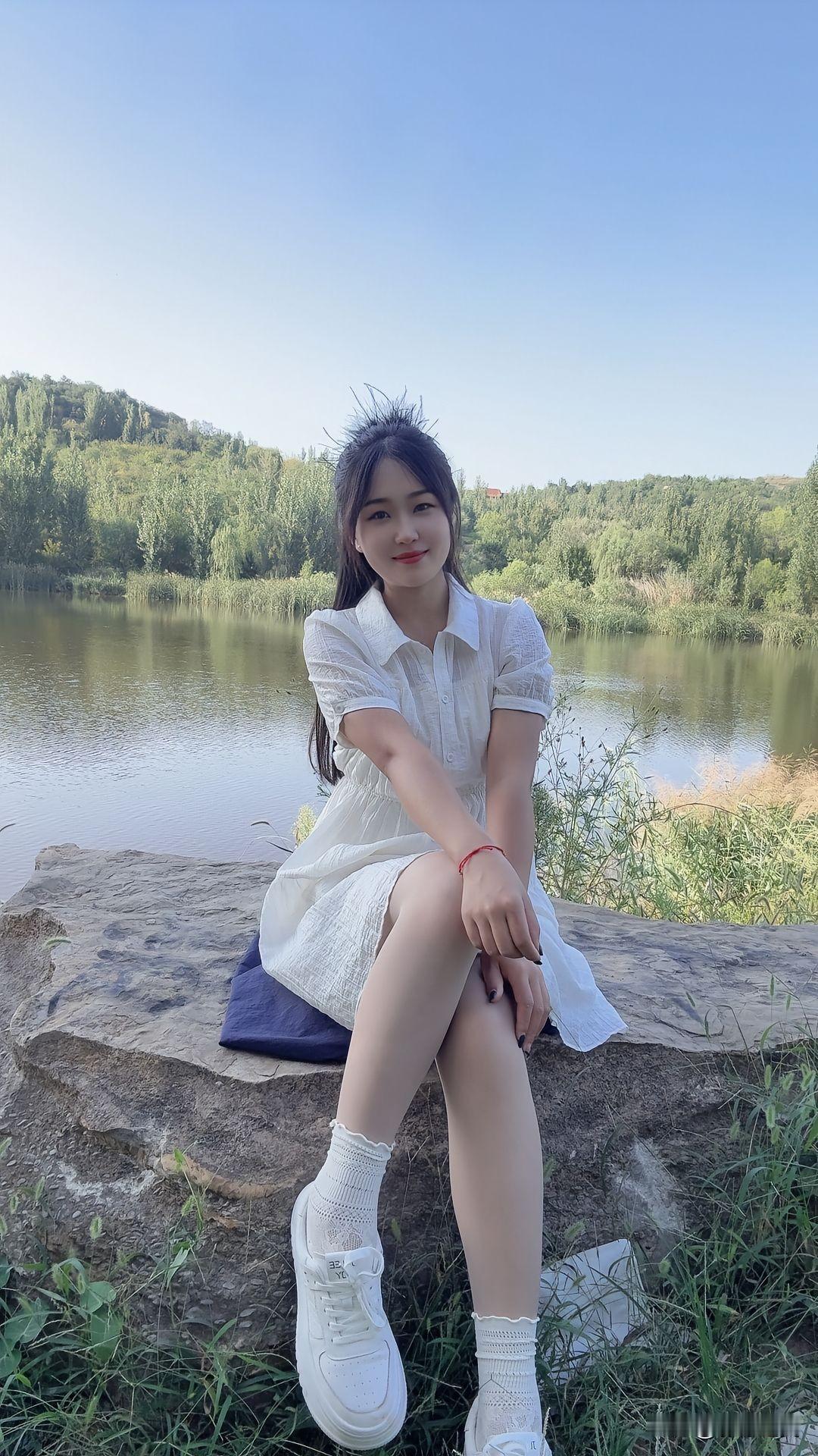 湖畔微风正好，一袭白裙配小白鞋，把日子过成了清新治愈的模样，这大概就是夏天最舒服