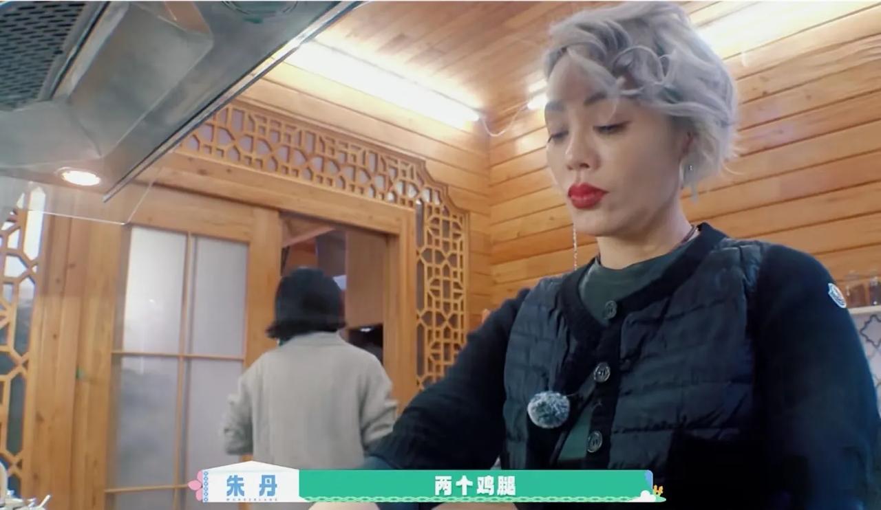 周一围在家又要无奈了但凡不跟朱丹在一起上节目她这又开始给自己招黑了，好不容易