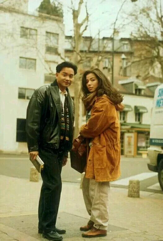 1989年，香港。哥哥张国荣和钟楚红在巴黎。