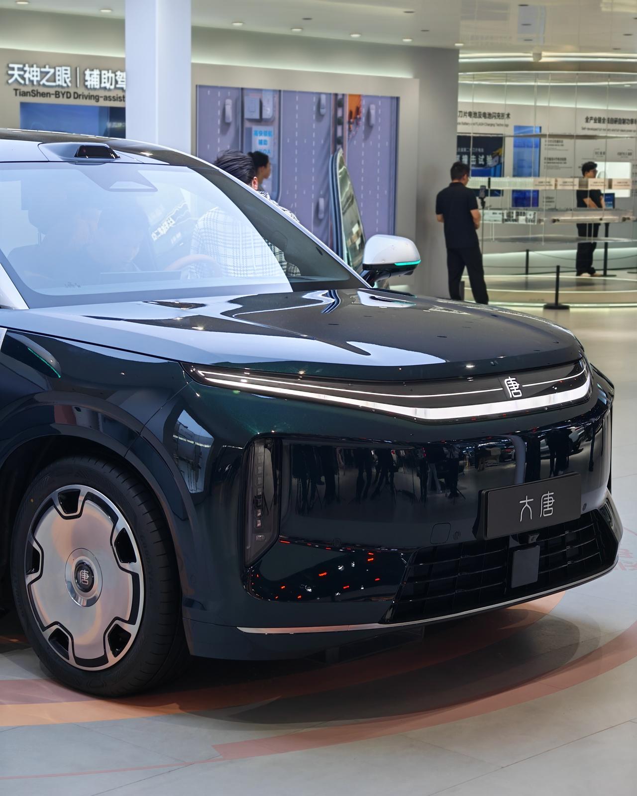 大唐这一波肯定冲零跑D19的销量。有950公里纯电+闪充+二代刀片，智驾如何其实