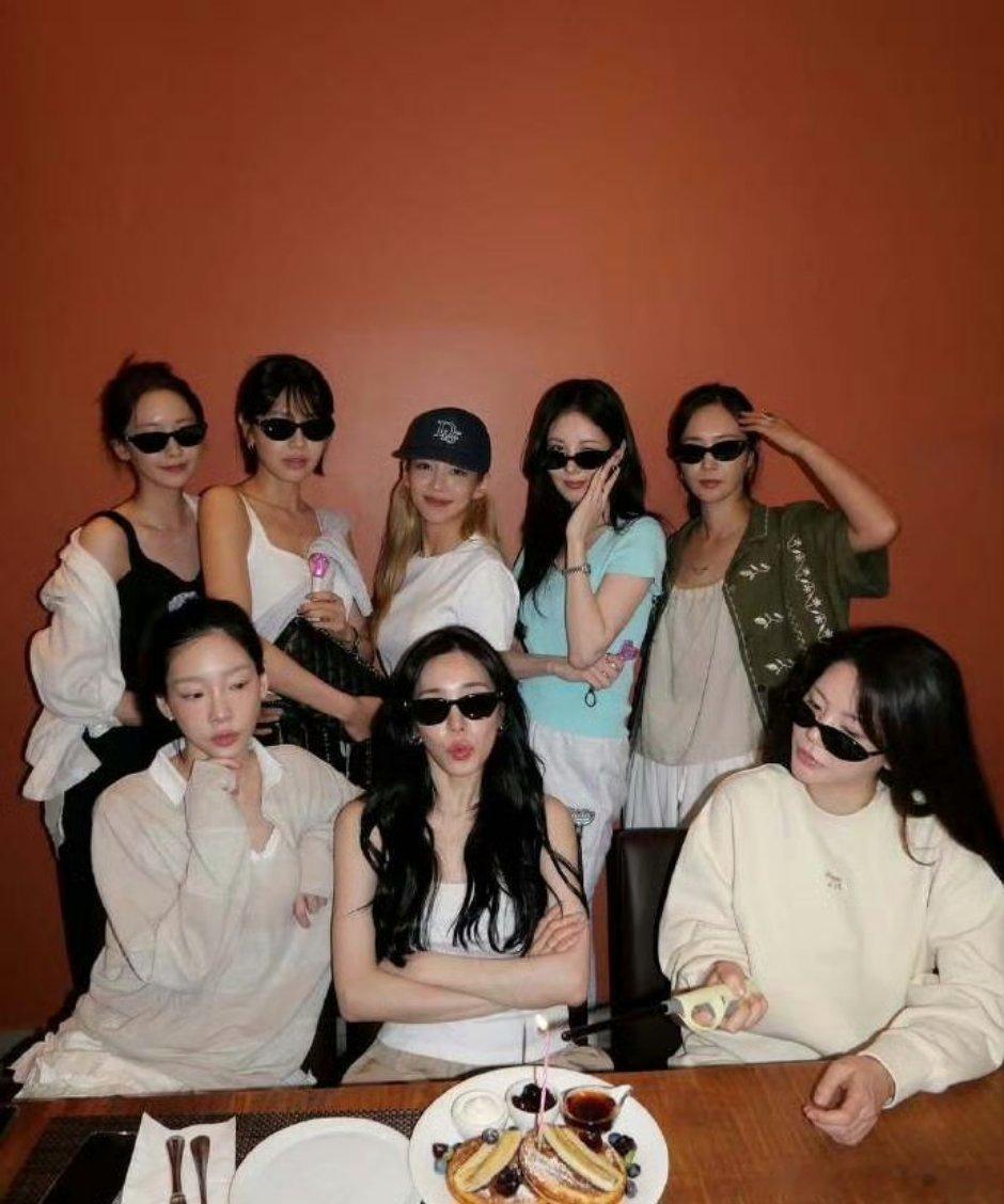 少女时代合体为Tiffany庆生，真是时代的眼泪了，有几个都不认得了​​​