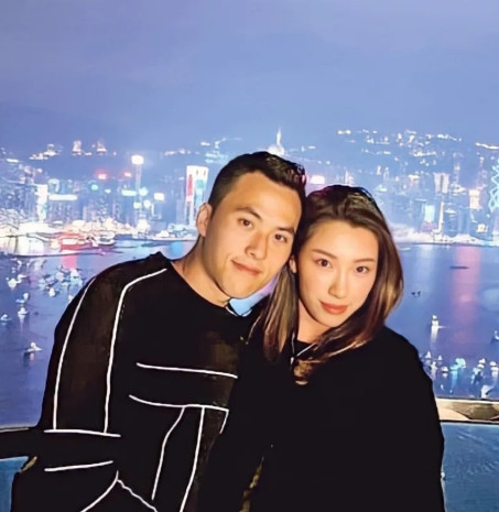 何猷启是赌王何鸿燊与三姨太陈婉真的儿子，龙凤胎姐姐是何超莲。本人91年生人年轻多