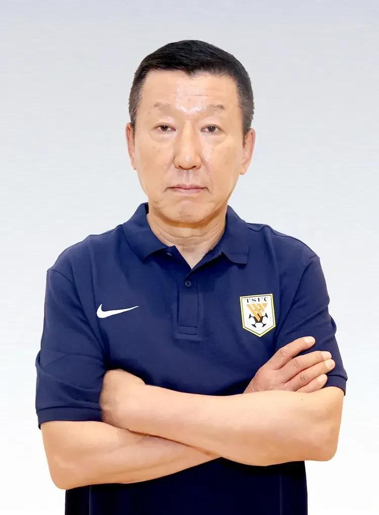 中超的球队不能再用韩国人做主教练了，韩国人太功利了。今年所有的韩国主教练包括河南