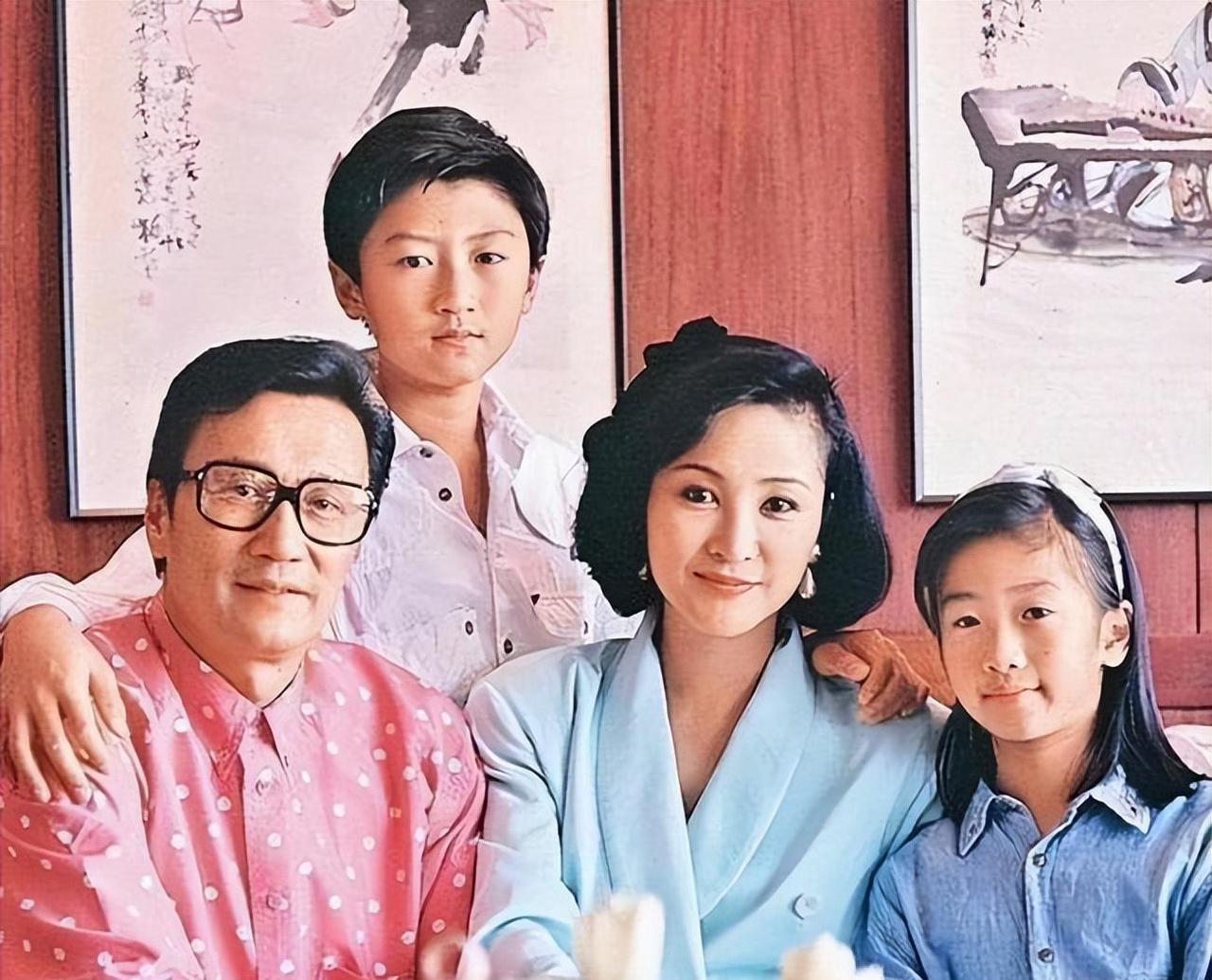 1985年的一个深夜，34岁的狄波拉盛装打扮后，敲开了赌王何鸿燊的房门，开门后她