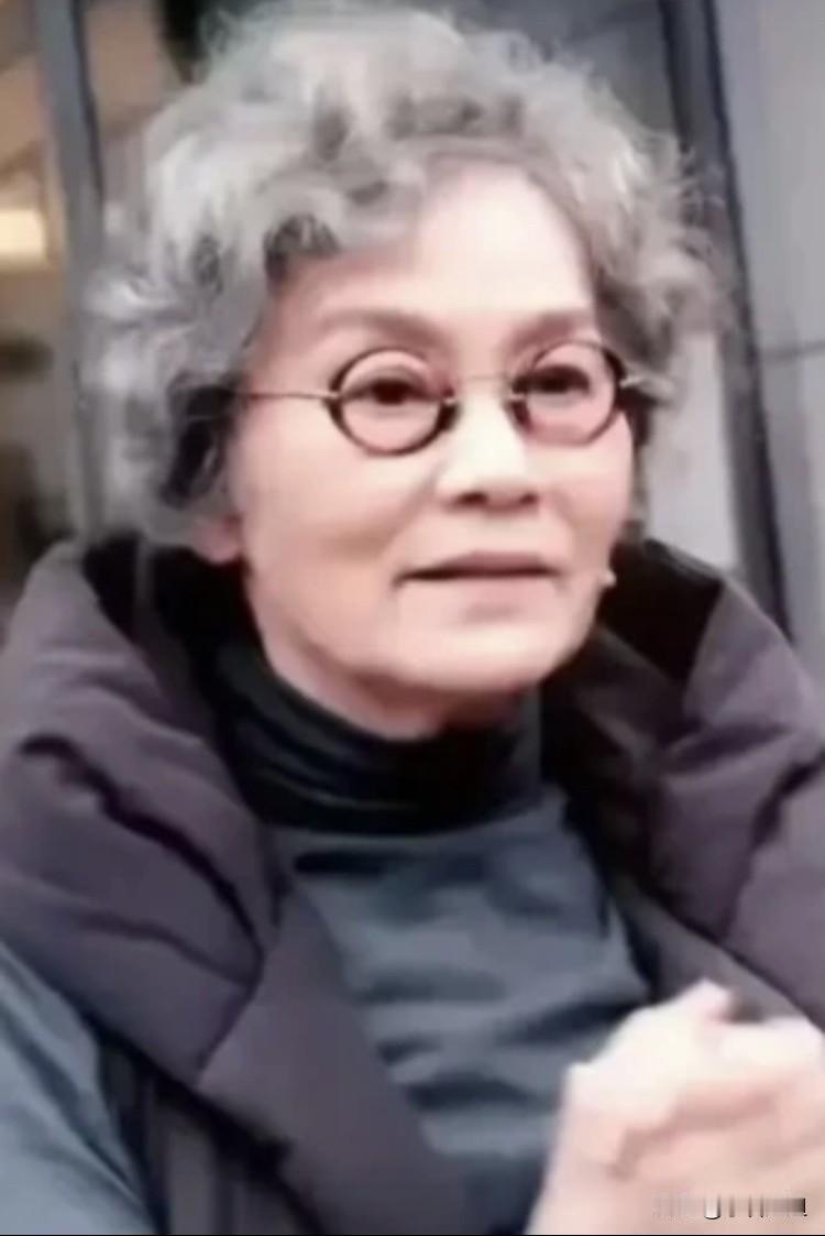 有人纳闷，70岁的潘虹走路发抖、眼神呆滞，这还是当年那个“国民丈母娘”吗？其