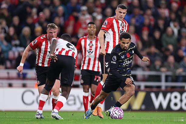 桑德兰1比1埃弗顿恩贾伊是埃弗顿的爆点，塞内加尔国脚的带球突破非常犀利，很难防