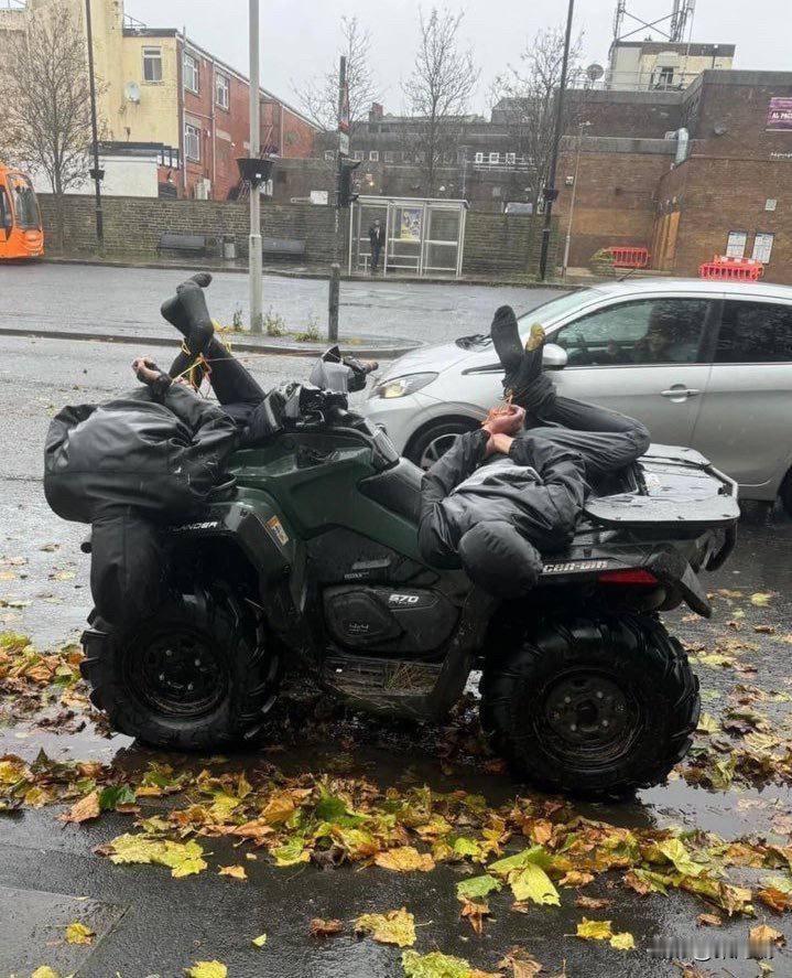 一位英国农民自行抓获了两名在他土地上行窃的男子。他把他们绑在自己的四轮摩托车上，