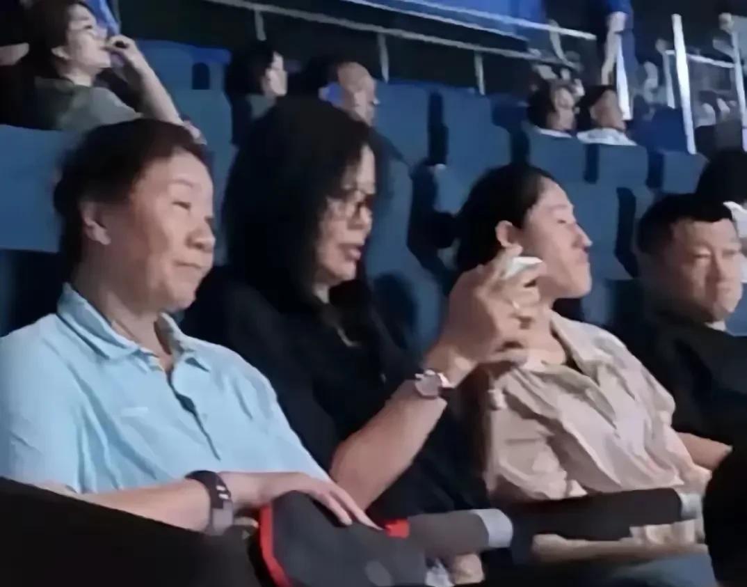 郎平和刘晓彤现身观看女排打土耳其，不知道她俩的票谁给买的。35岁的刘晓彤现在是副