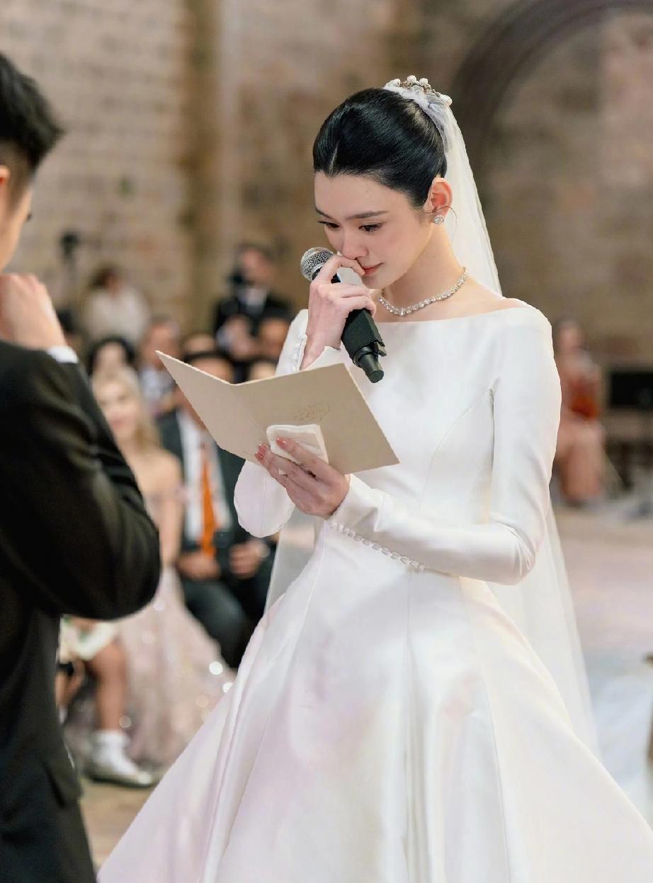 奚梦瑶在何猷君给她的这场世纪婚礼上哭了，她一边举着话筒，一边哽咽落泪，婚礼现场隆